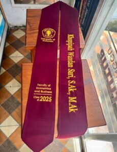 Pre Order: Selempang Wisuda-Single Layer Logo Monokrom